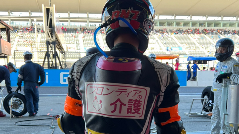 2023年鈴鹿8耐 TEAM FRONTIER ライダー後ろ姿