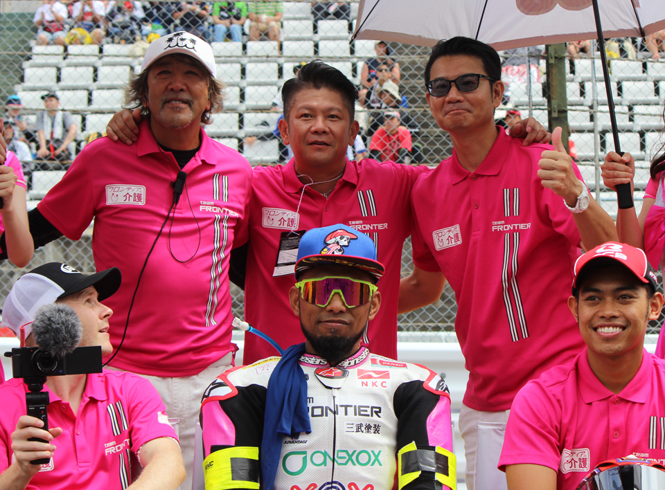 2023年鈴鹿8耐 TEAM FRONTIER 集合写真