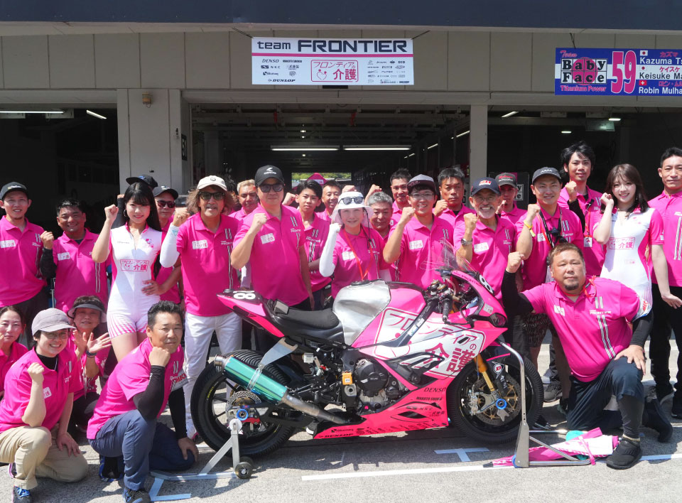 2025年 鈴鹿8耐 TEAM FRONTIER 集合写真